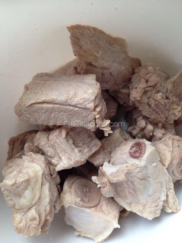 猪肋排焯水后，洗净。放入干净的容器里。