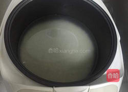 香菇皮蛋瘦肉粥的做法图解2