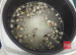 香菇皮蛋瘦肉粥的做法图解4