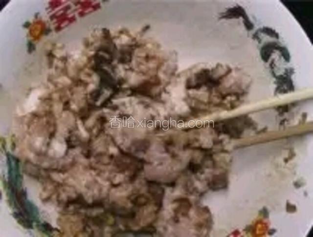 
葱姜蒜末放大碗里，加上料酒盐生抽拌匀
