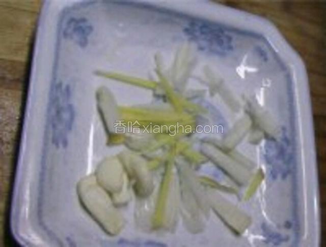 
另备葱姜蒜丝
