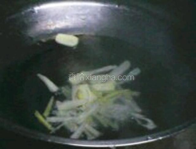 
起锅烧油，加葱姜蒜丝下锅炒香
