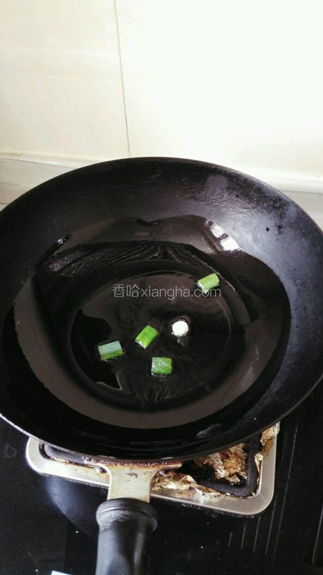 点火'四五成热度'下葱花煸出香味