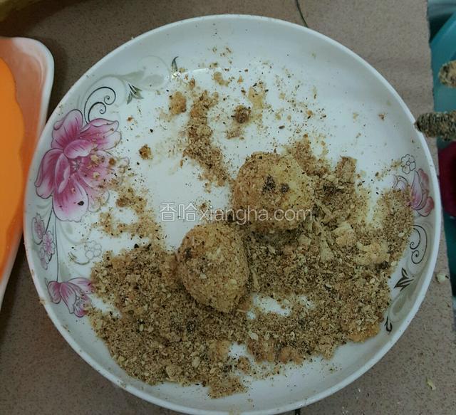 放到面包糠中裹均匀（面包糠里我加入了白芝麻）