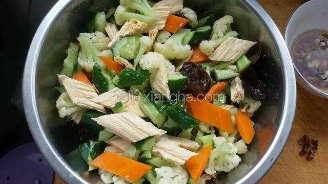 备好的食材放入盆中，筷子拌匀