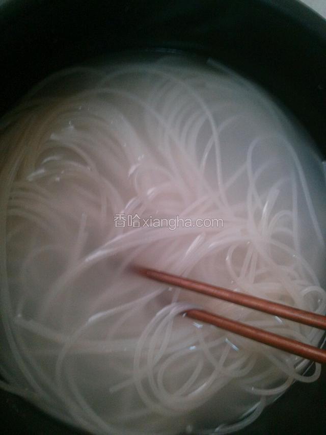 在某宝上买的云南干米线，做前先用开水浸泡半个小时，让它变软易煮。
