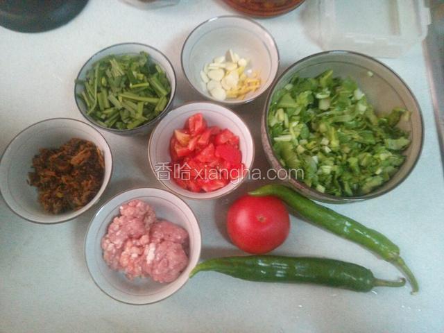 韭菜、菜心及西红柿洗净，切好，备好姜丝蒜片和酸菜。请原谅我的刀功。
