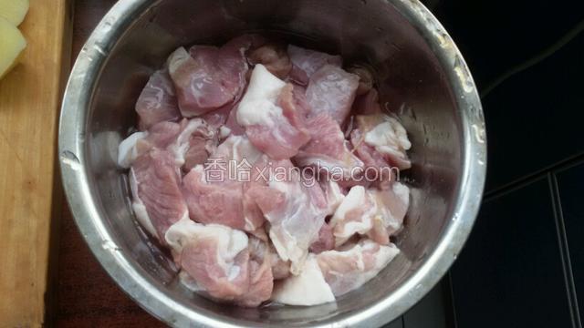 新鲜羊肉切块用凉水拔掉血水