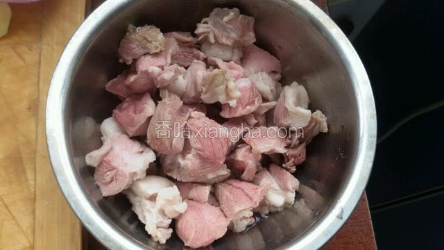 锅中放适量水放入羊肉块，开锅焯水捞出用清水冲洗表面浮子