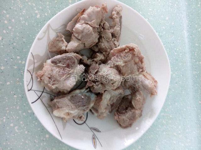将买回来的猪骨洗净焯水后备用～