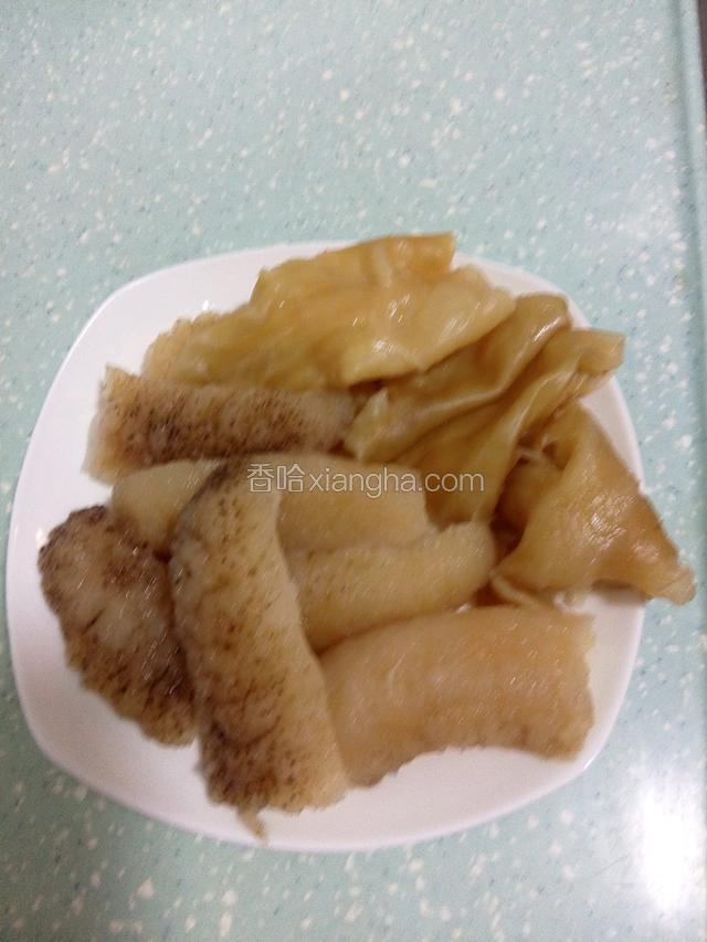 海参，花胶我是预先泡发好放冰箱的，要用时拿出来解冻就可以了～