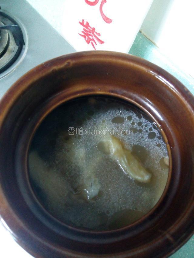 汤煲一小时后再放进海参和花胶，再继续慢火煲小时～
