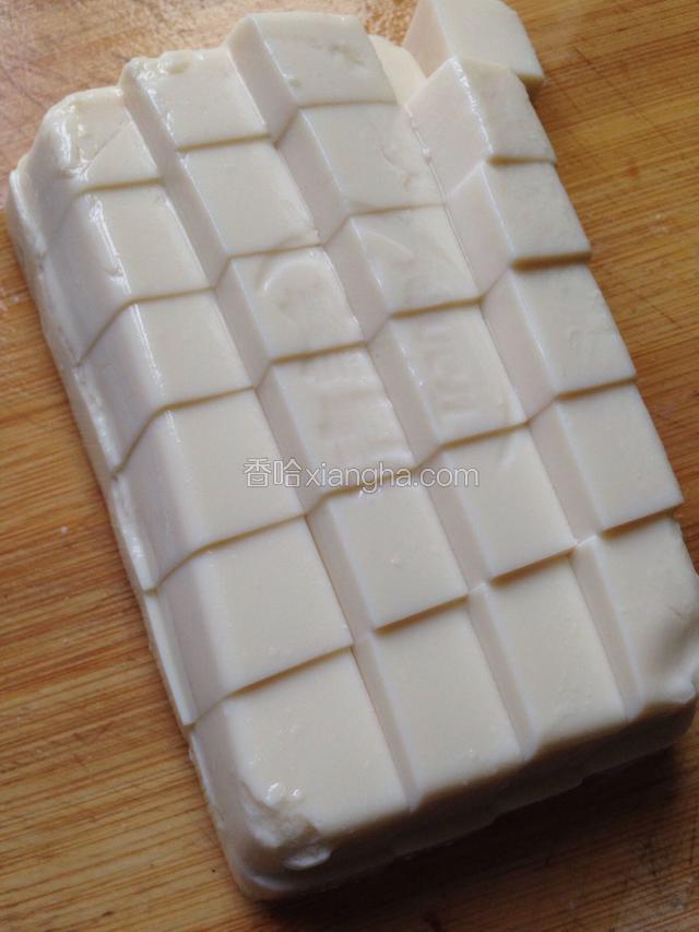豆腐切成小块