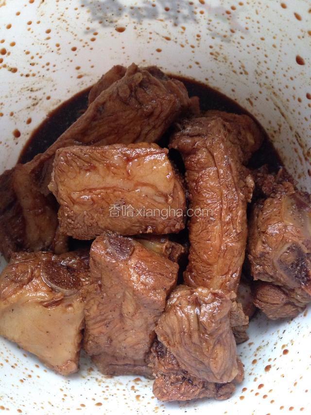 腌制好的排骨用筷子捡掉生姜片和葱段(不要了)，卤汁留着。