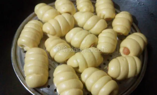 十五分钟后,冷水上锅,开中大火,水开后,转小火蒸十五分钟.然后关火.再虚蒸3分钟,就OK啦.
