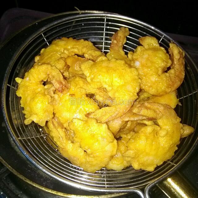 炸至两面金黄捞起控油