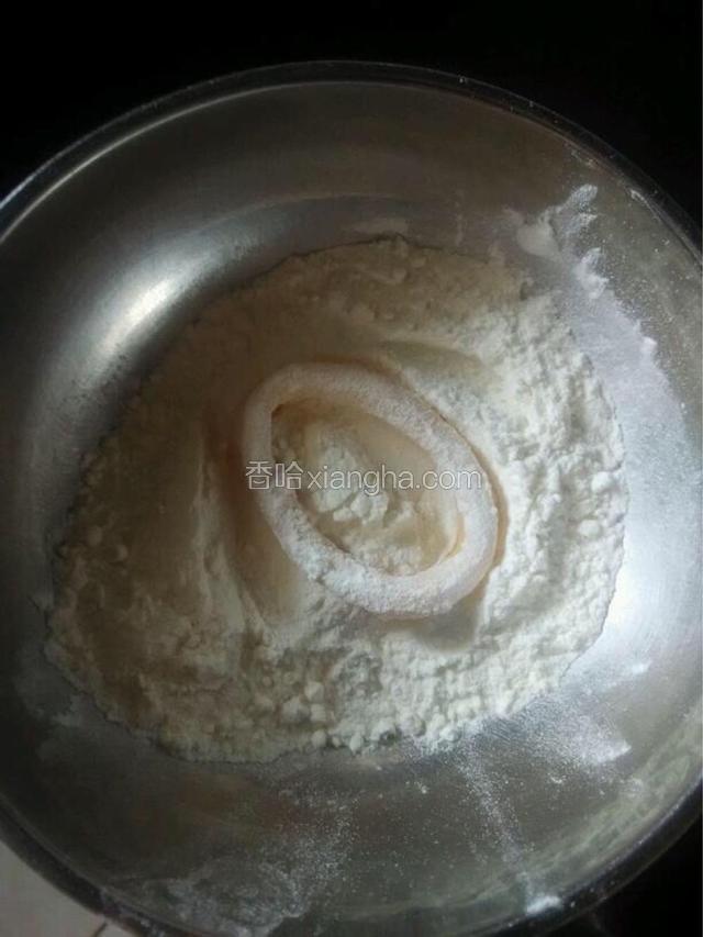 腌好的鱿鱼圈沾一层面粉。