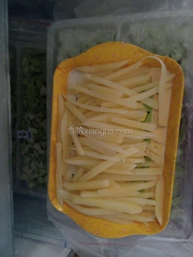 然后放入冰箱冷冻片刻（一定要沥干水否则炸的时候容易溅的到处是油点）