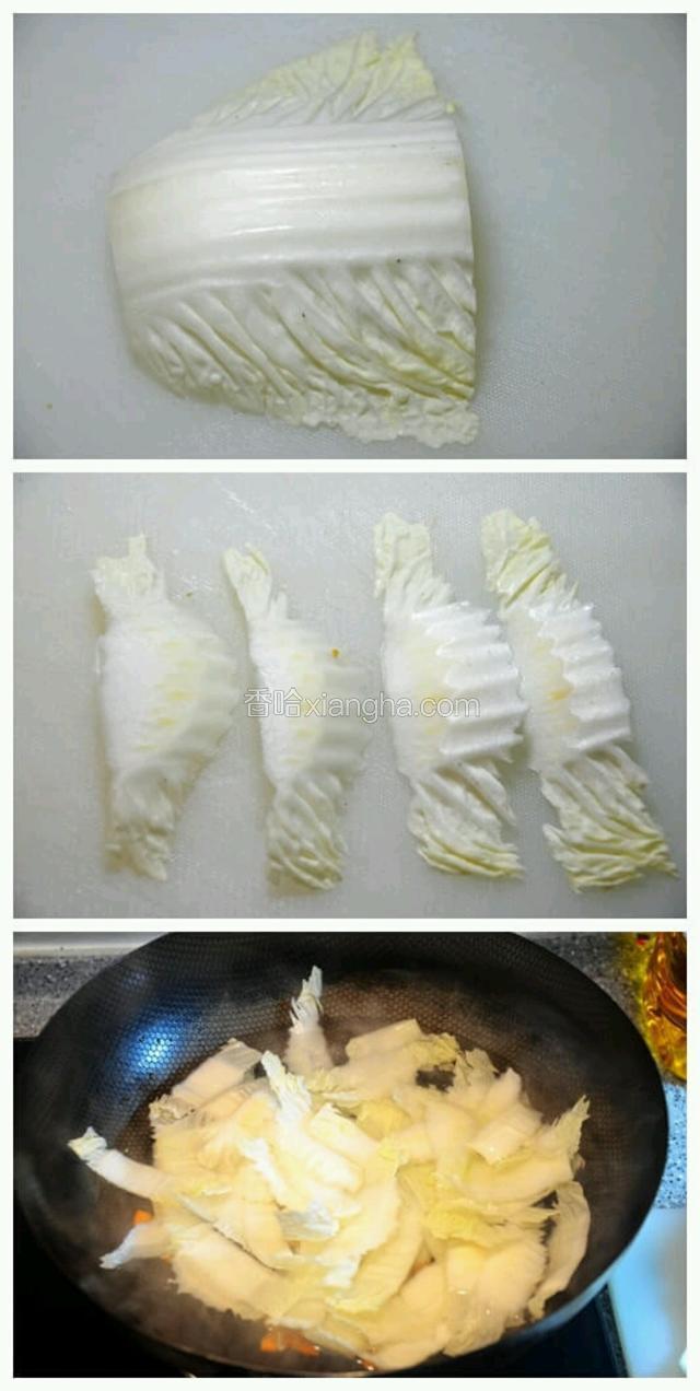 白菜帮用刀斜切成片，胡萝卜切片，一起入开水锅内烫至断生捞出；　