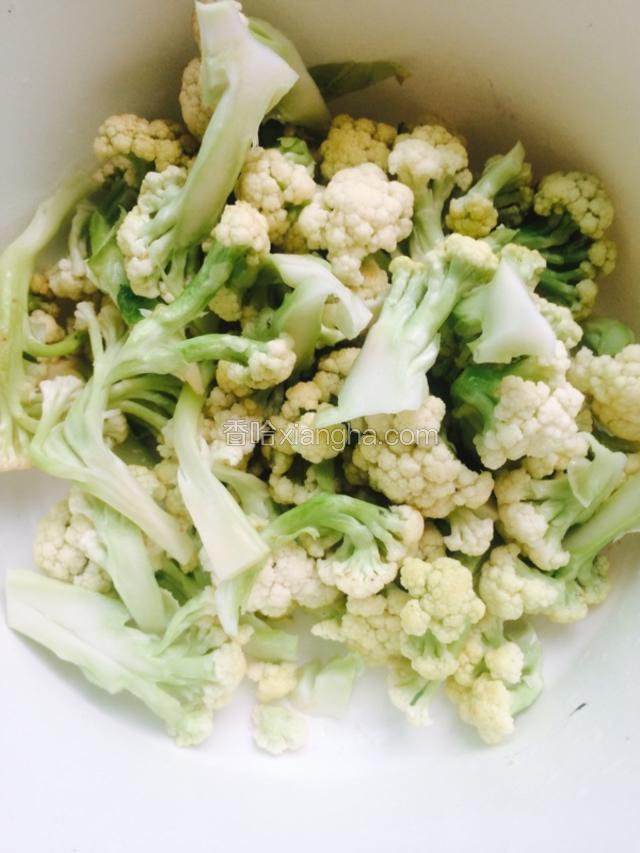 花菜用刀切小块