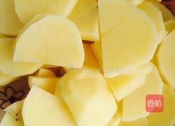 土豆烧牛肉的做法图解2