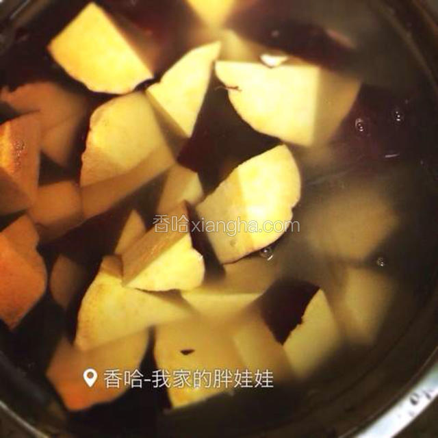 再把红薯用清水冲洗，直到洗去多余淀粉，大概洗四五次