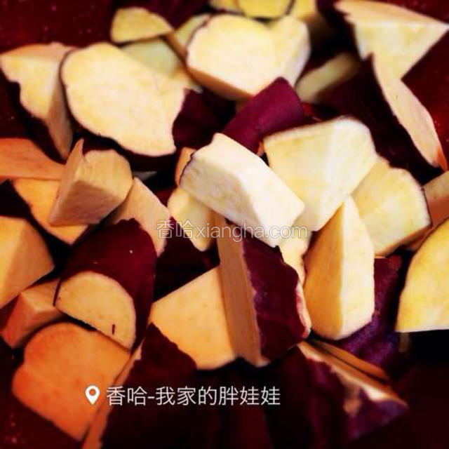 然后把红薯倒入锅里干煎