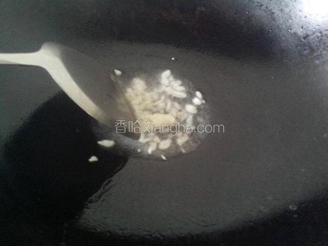 锅烧热入油，油热后放入蒜蓉爆香