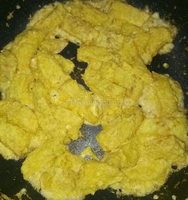 继续不停翻炒至土豆块裹满咸蛋黄，咸蛋黄粉碎冒泡泡时就好了
