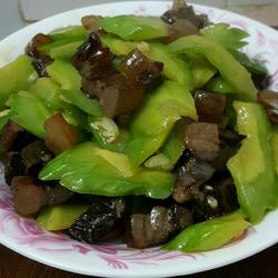 凉瓜炒腊肉的做法[图]