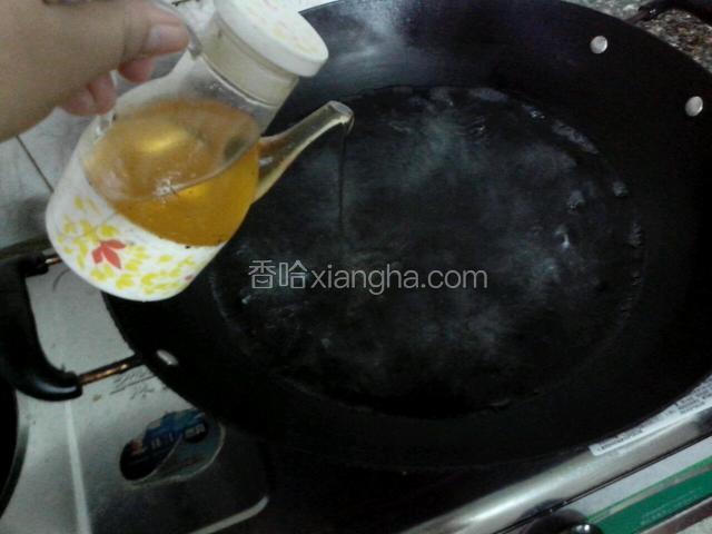 锅里烧开水淋入香油