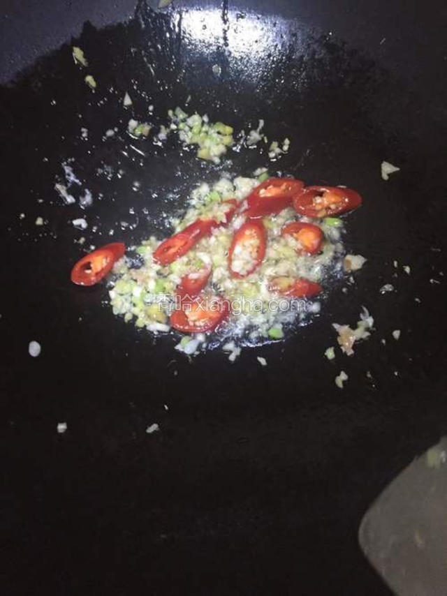 锅里入油爆香葱姜蒜