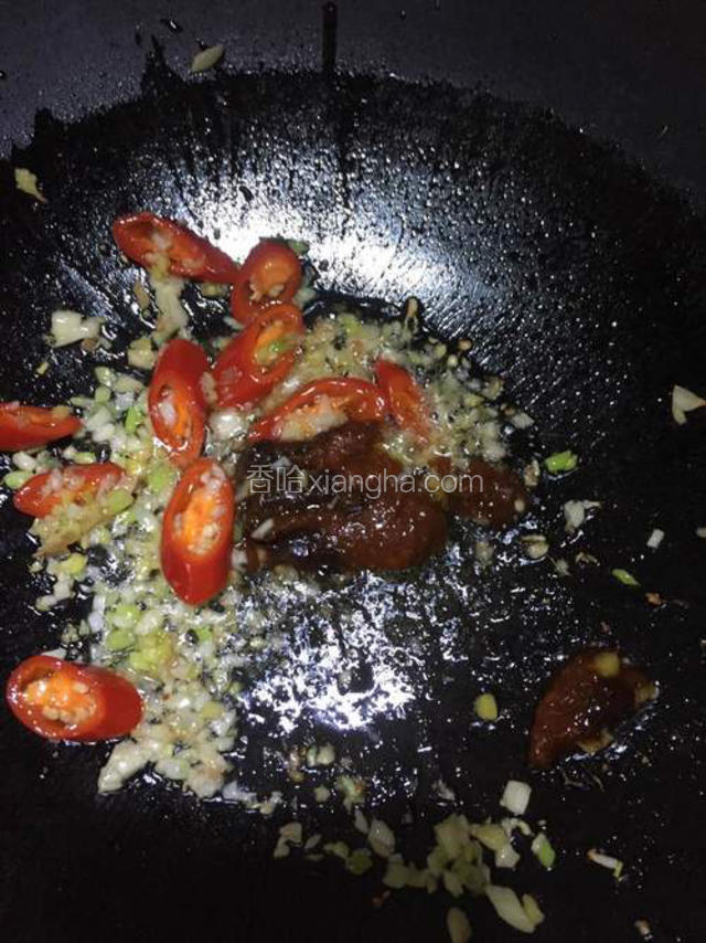 放入豆瓣酱，辣酱爆出香味