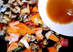 香菇胡萝卜炒肉的做法图解10