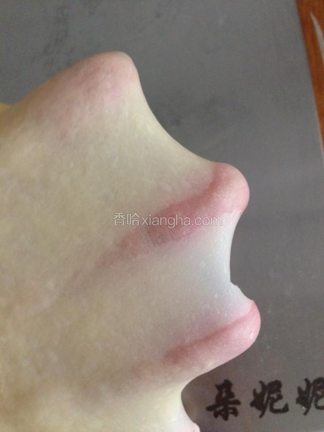 加入黄油，继续揉至扩展状态。滚圆，发酵至2—2.5倍大。