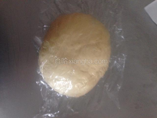 发酵好后，取出，轻拍排气。中间发酵15分钟。