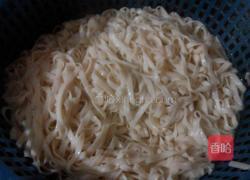 炒宽带挂面的做法图解3