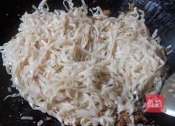 炒宽带挂面的做法图解5