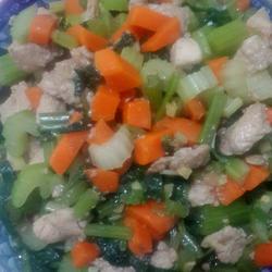 芹菜萝卜炒鸡丁。的做法[图]