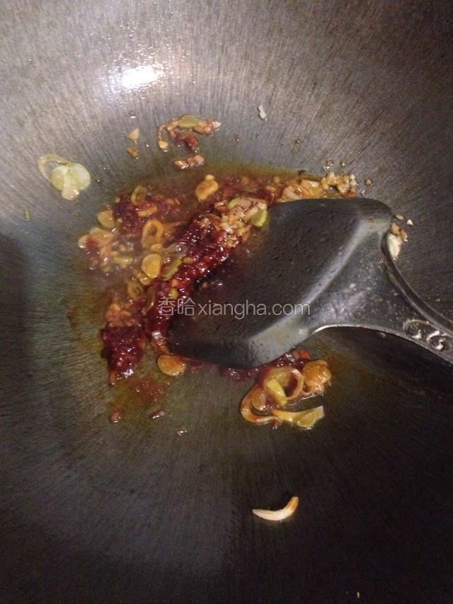 炒锅里加入适量的食用油，放入葱段，姜末，郫县豆瓣酱一起炒香