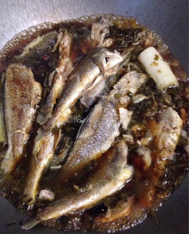 炒锅放入雪菜炒香后，加入煎好的鱼，放入少许料酒，白糖，生抽，调味。加入适量的开水，大火煮3分钟，转小火闷5分钟。
(因为郫县豆瓣酱和雪菜都是咸的，所以我就不加盐了，如果需要重口味的可以自行添加)