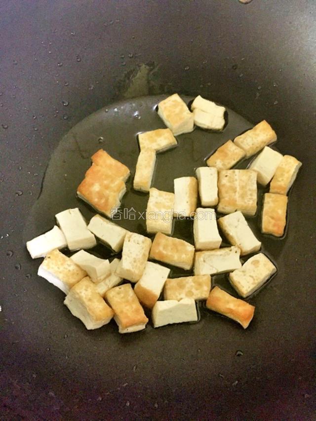 白菜洗干净切粗丝，西红柿切块，豆腐皮蛋小块，热锅冷油先把豆腐切煎至金黄