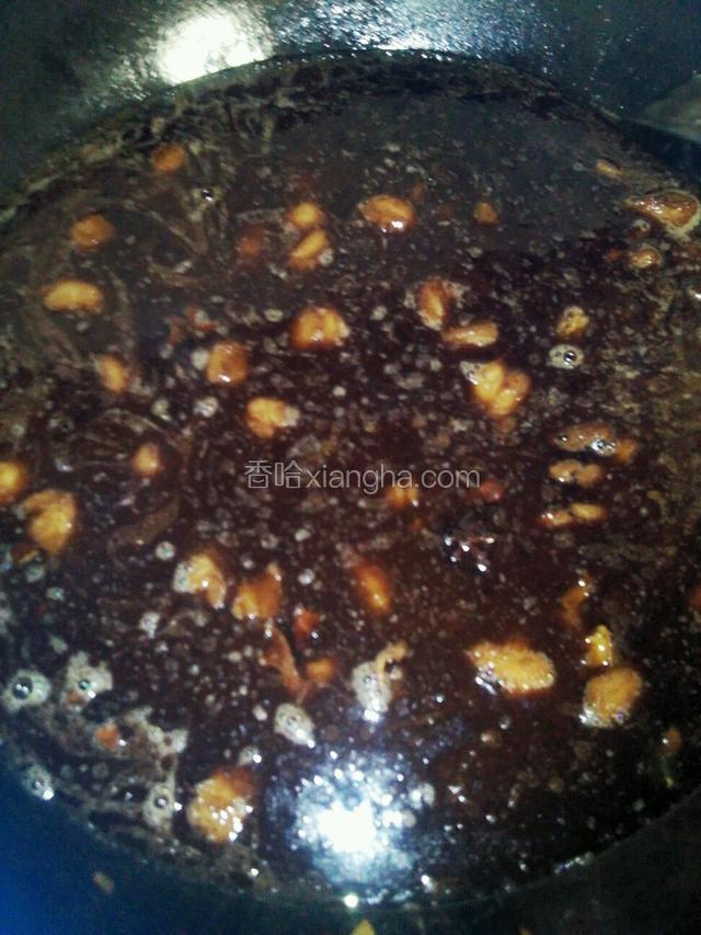 煸炒一会儿，加水！大火烧开，小火慢烧，至河蚌软烂，如果嫌颜色不够，可以加点老抽
