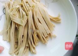 芹菜炒千张的做法图解1
