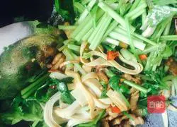 Illustration of how to stir-fry Qianzhang with celery 5