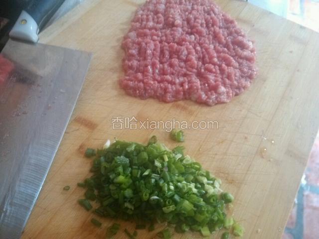 猪肉剁碎，葱切细