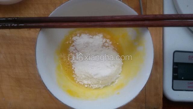 加入低筋面粉用蛋抽打匀