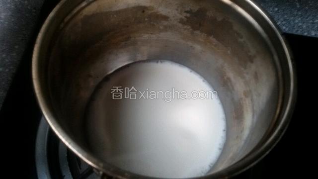把牛奶放入煮锅煮开