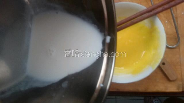 将牛奶慢慢倒入1/3蛋黄糊里，边倒边搅直到全部牛奶倒完