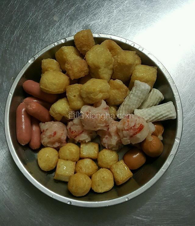 火锅食材和油豆腐稍洗一小，油豆腐过水挤出水份装盘备用
